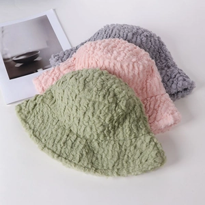 Textura detallada de sombreros de lana en verde, rosa y gris para el invierno frío