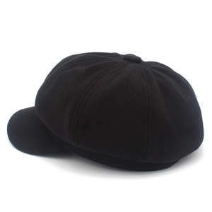 Détail de la casquette gavroche noire montrant les coutures huit pans et le bouton supérieur