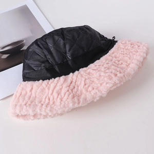 Detalle del ala de borreguito rosa y parte superior acolchada negra del sombrero bucket