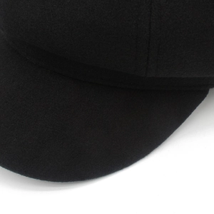 Gros plan des coutures détaillées d'une casquette gavroche noire en laine mélangée