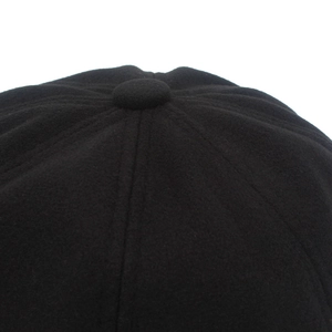 Gros plan sur le tissu en feutre noir et les coutures de la couronne d'une casquette