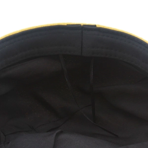 Détail de l'intérieur du béret jaune avec cordon de serrage réglable et doublure
