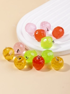Vue détaillée de breloques de fruits en résine translucide pour bijoux DIY