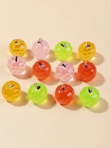 Détail de breloques pommes en résine facettée colorée pour la création de bijoux DIY