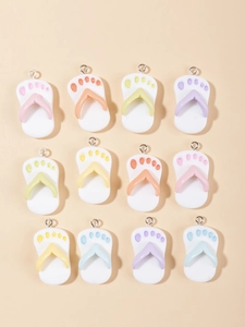 Vue à plat de 12 breloques tongs en résine colorée avec anneaux pour bijoux DIY