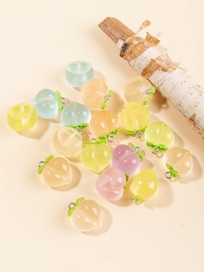 Gros plan de pendentifs pêche en résine colorée avec anneaux argentés pour bijoux DIY