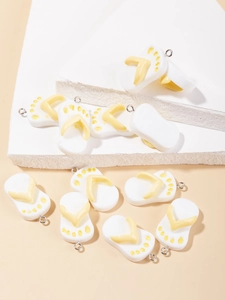 Dettaglio di ciondoli a infradito in resina bianca e gialla con anelli in metallo per DIY