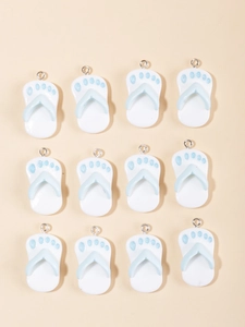 Dettaglio di 12 mini ciondoli a infradito in resina con impronte blu per gioielli fai-da-te
