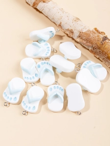 Vista dettagliata di ciondoli a infradito in resina con motivi di impronte blu per DIY