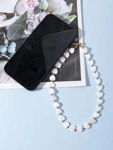 Vue détaillée de la dragonne de téléphone en perles de cœur et perles dorées élégantes