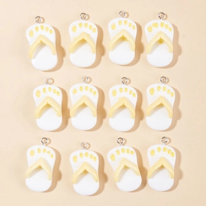 Lot de 12 breloques tongs en résine avec empreinte jaune et anneaux métalliques