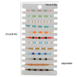 Détail de 12 bracelets en perles colorés faits main avec cordes réglables sur présentoir