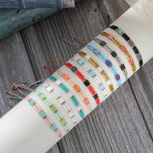 Bracelets bohèmes faits main avec perles en résine colorées et cordon réglable pratique
