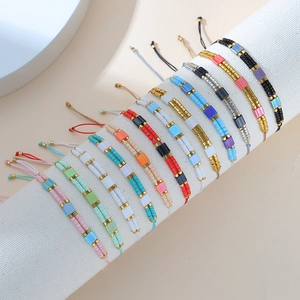 Ensemble de bracelets bohèmes faits main en perles de rocaille sur présentoir