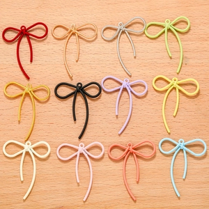 Set de 12 colgantes de lazo de aleación de colores con textura y aros para bisutería DIY