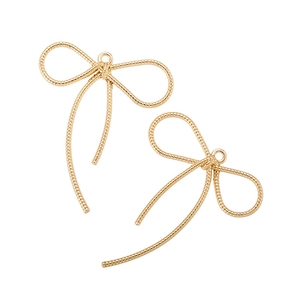 Detalle de colgantes de lazo dorado con textura espiral para creación de joyas DIY