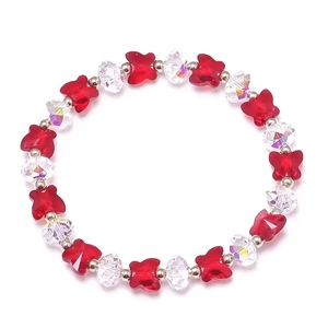 Détail de perles papillon en verre coloré et de cristaux scintillants aux reflets arc-en-ciel