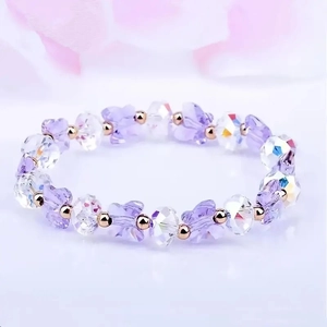 Bracelet fait main en perles de cristal violet avec des accents dorés en forme de papillon