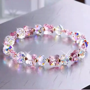 Bracelet de perles en verre coloré avec papillon scintillant et accents dorés brillants