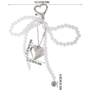 Dettaglio fiocco di perle con ciondolo a cuore argento e misure di 12,5 cm