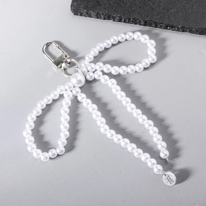 Elegante ciondolo a fiocco di perle con cuore d'argento e chiusura in metallo fatta a mano