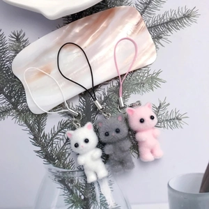 Miniatur beflockte Katzenanhänger in Weiß, Grau und Rosa mit bunten Handy-Lanyards