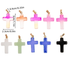Pendentifs croix en verre coloré avec dégradés variés et attaches en métal doré