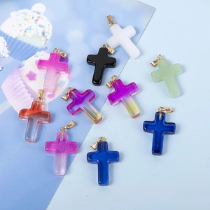 Pendentifs croix en verre coloré avec fermoirs dorés pour la création de colliers DIY