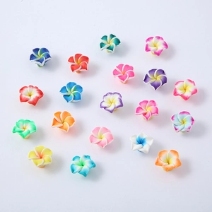 Nahaufnahme von 15mm bunten Kunstharz-Frangipani-Blumen für DIY-Schmuckzubehör