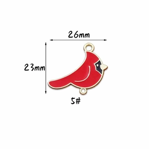 Gedetailleerd beeld van rode kardinaalvogel hanger met afmetingen 26mm bij 23mm