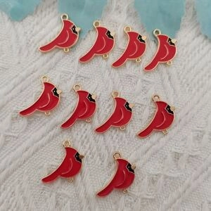 Detail van 10 rode kardinaalvogel bedeltjes met vergulde randen voor DIY sieraden maken