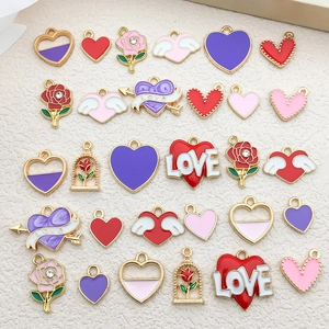Détail de breloques cœur et rose en émail coloré pour bijoux DIY et porte-clés