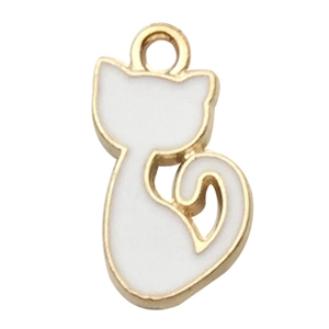Détail d'un pendentif chat en alliage avec émail blanc et finition dorée pour bijoux