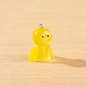 Vue macro d'un porte-clés fantôme en résine jaune avec un visage souriant mignon