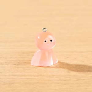 Gros plan d'un pendentif fantôme en résine rose translucide avec un anneau en argent