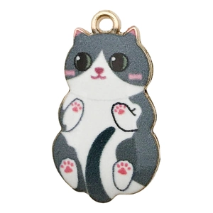 Détail de breloque chat en émail gris et blanc avec boucle dorée pour bijoux DIY