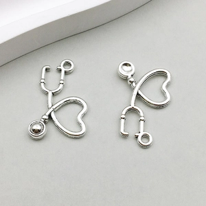 Dettaglio di ciondoli cuore stetoscopio in argento per accessori per gioielli fai da te