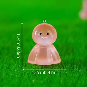 Miniature de fantôme rose en résine sur gazon avec dimensions de 1,7 cm de hauteur