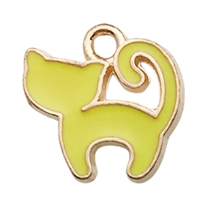 Détail d'un pendentif chat en émail vert citron pour la création de bijoux DIY