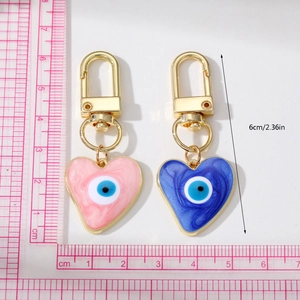Détail des porte-clés cœur mauvais œil rose et bleu avec dimensions et fermoir de 6cm