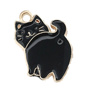 Détail du pendentif chat en émail noir avec bords dorés pour la création de bijoux