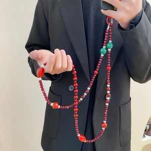 Chaîne de téléphone style chinois avec perles acryliques rouge foncé et vert sur veste