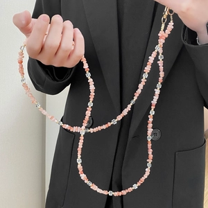 Chaîne de téléphone bandoulière avec quartz rose, perles et fermoir doré
