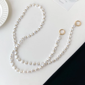 Elegante catena per cellulare con perle di marmo bianco e chiusure a molla dorate