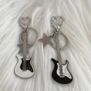 Portachiavi mini chitarra elettrica con ciondoli a stella e moschettoni a cuore su pelliccia