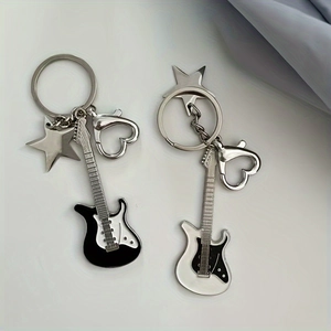 Portachiavi mini chitarra elettrica neri e bianchi con ciondolo stella e gancio cuore