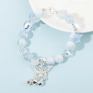Blaues Kristallperlen-Armband mit silbernem Schmetterlingsanhänger und Glöckchen