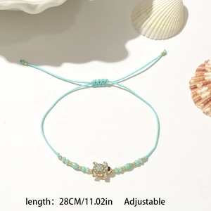 Detail view of adjustable sea turtle woven bracelet with length 28cm measurement