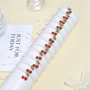 Set di bracciali con perle e ciondoli a ciliegia con nappe dorate regolabili