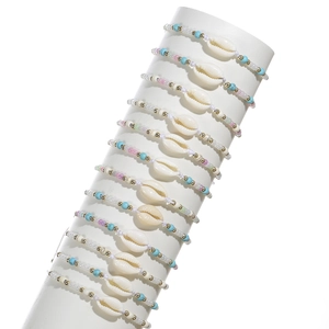 Detalle del conjunto de pulseras bohemias con conchas y cuentas coloridas en exhibición